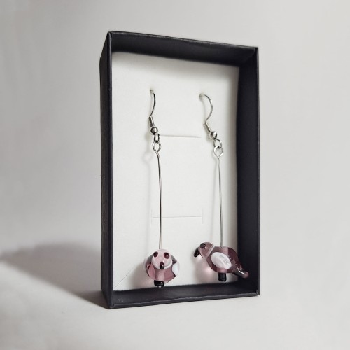 Śpiewające Ptaszki przezroczyste z czarnym dziobem ręcznie wykonane dwa kolczyki ze szkła artystycznego  lampwork  w pionie w pudełku