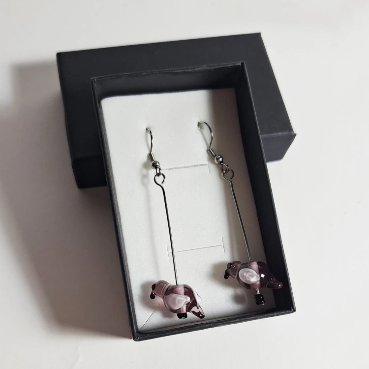 Śpiewające Ptaszki przezroczyste z czarnym dziobem ręcznie wykonane dwa kolczyki ze szkła artystycznego  lampwork  w pudełku na podparciu