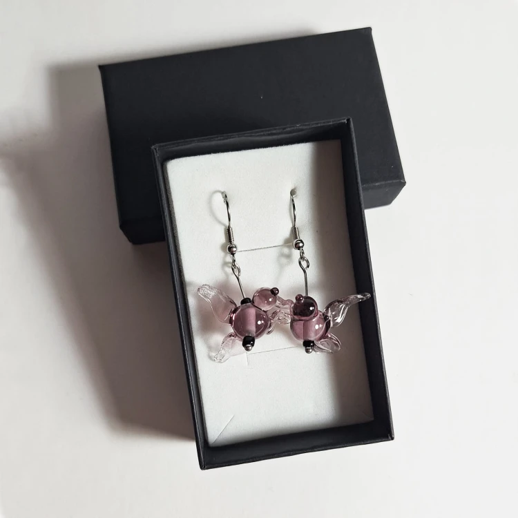 Fioletowy Odlot ręcznie wykonane dwa kolczyki  ze szkła artystycznego  lampwork w pudełku na podstawce