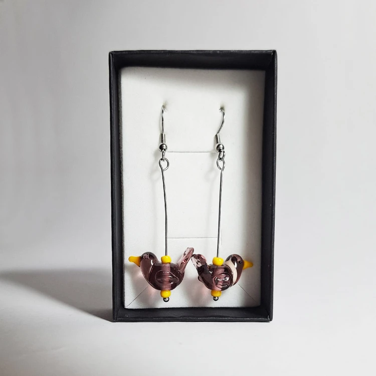 Fioletowy Żółtodziób ręcznie wykonane dwa kolczyki zestaw ze szkła artystycznego  lampwork w pudełku  w pionie