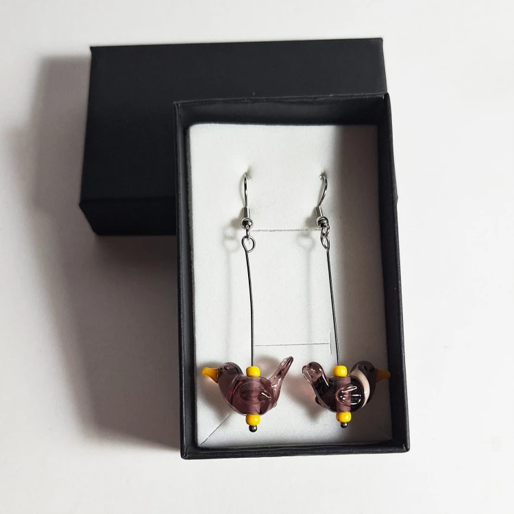 Fioletowy Żółtodziób ręcznie wykonane dwa kolczyki ze szkła artystycznego  lampwork w pudełku  na podstawce