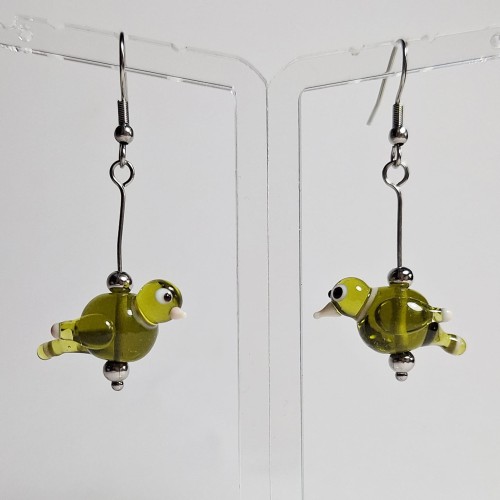 zielone ptaszki ręcznie wykonane dwa kolczyki ze szkła artystycznego  lampwork wiszące