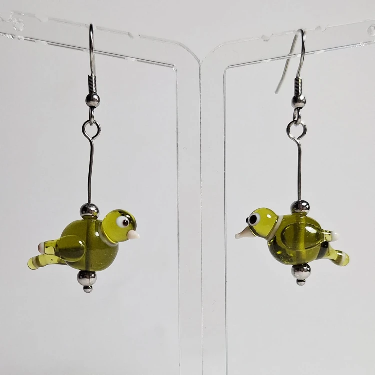zielone ptaszki ręcznie wykonane dwa kolczyki ze szkła artystycznego  lampwork wiszące