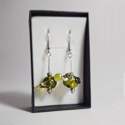 zielone ptaszki ręcznie wykonane dwa kolczyki ze szkła artystycznego  lampwork w pudełku w pionie