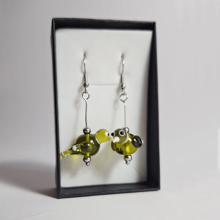 zielone ptaszki ręcznie wykonane dwa kolczyki ze szkła artystycznego  lampwork w pudełku w pionie