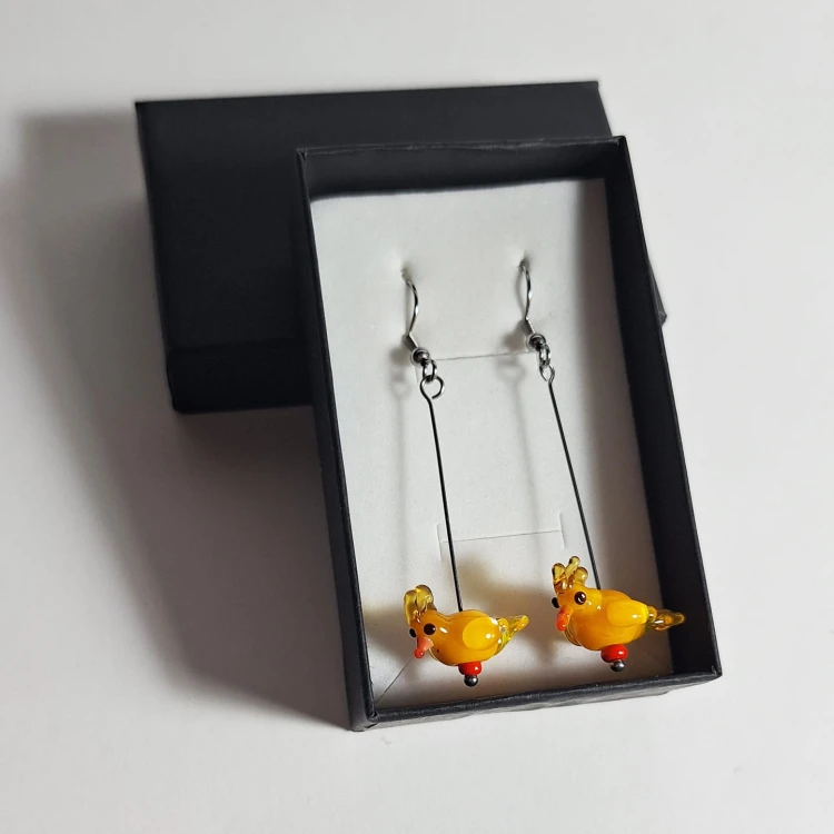 Żółta Kurka Ręcznie wykonane dwa kolczyki ze szkła artystycznego  lampwork  w pudełku opartym na podstawce dwie kurki