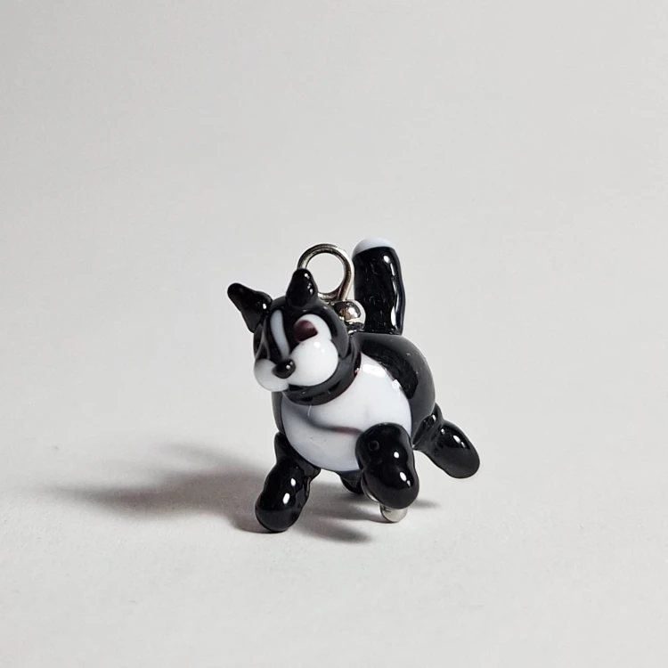 Czarny Kociak Ręcznie wykonany wisiorek zawieszka ze szkła artystycznego  lampwork w kształcie czarnego sama figurka z przodu