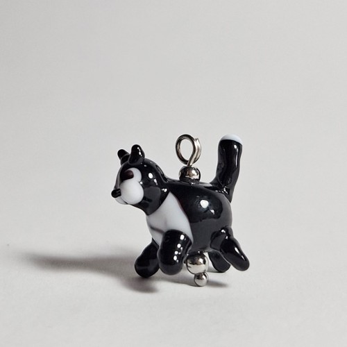 Czarny Kociak Ręcznie wykonany wisiorek zawieszka ze szkła artystycznego  lampwork w kształcie czarnego sama figurka stojąca na podłodze bokiem