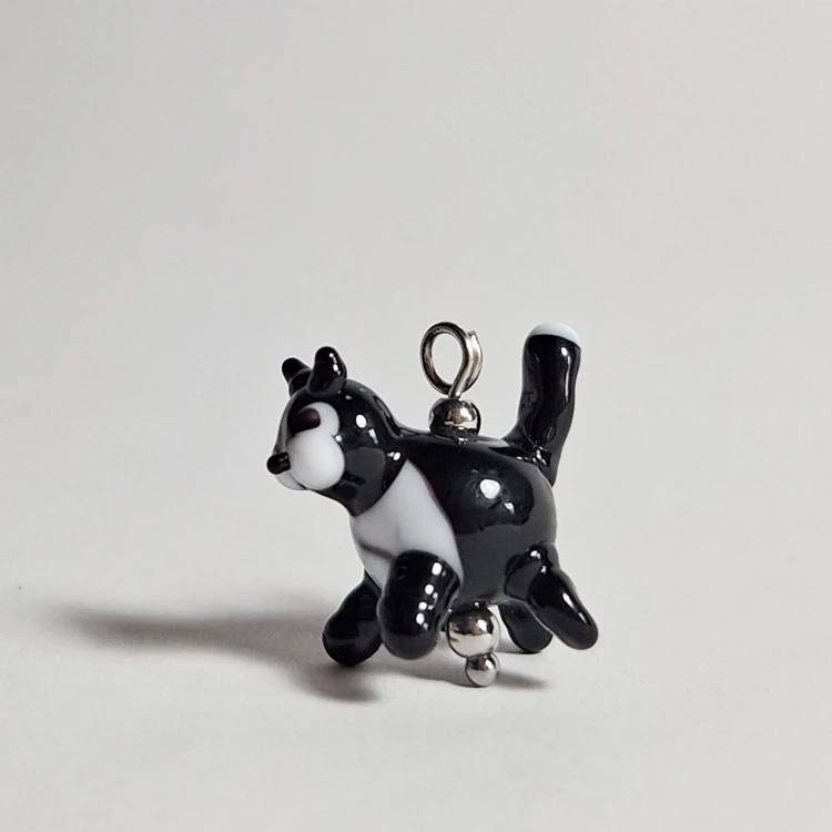 Czarny Kociak Ręcznie wykonany wisiorek zawieszka ze szkła artystycznego  lampwork w kształcie czarnego sama figurka stojąca na podłodze bokiem