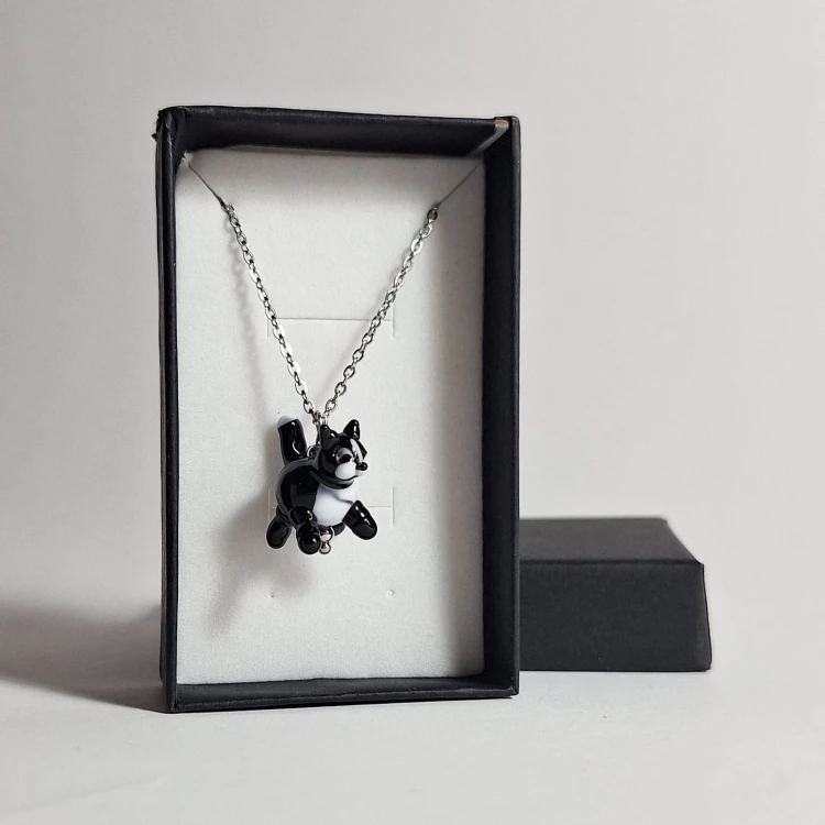 Czarny Kociak Ręcznie wykonany wisiorek zawieszka ze szkła artystycznego  lampwork w kształcie czarnego kota  w pudełku