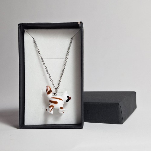 Kot w Paski Ręcznie wykonany wisiorek zawieszka ze szkła artystycznego  lampwork w kształcie białego kota w paski  w pudełku
