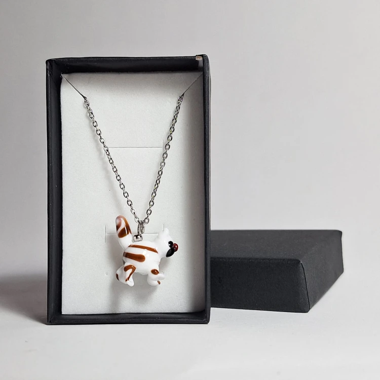 Kot w Paski Ręcznie wykonany wisiorek zawieszka ze szkła artystycznego  lampwork w kształcie białego kota w paski  w pudełku
