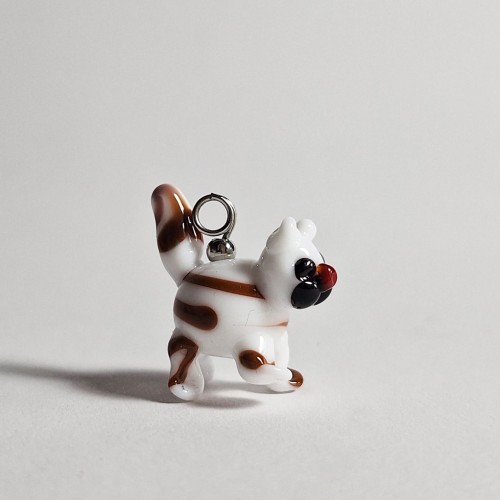 Kot w Paski Ręcznie wykonany wisiorek zawieszka ze szkła artystycznego  lampwork w kształcie białego kota w paski  w pudełku zbliżenie na sama figurke