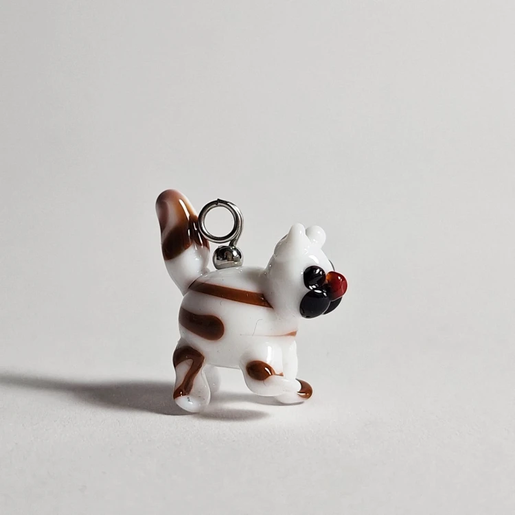 Kot w Paski Ręcznie wykonany wisiorek zawieszka ze szkła artystycznego  lampwork w kształcie białego kota w paski  w pudełku zbliżenie na sama figurke