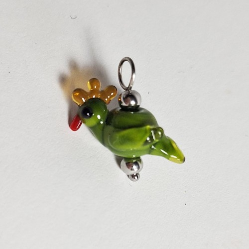 Czerwono Dziób Ręcznie wykonany wisiorek zawieszka ze szkła artystycznego  lampwork w kształcie ptaka zbliżenie na wisiorek